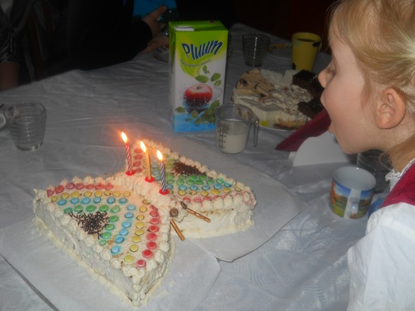 Zdjęcie zgłoszone na konkurs eBobas.pl Nasza mała solenizantka Milenka poradziła sobie świetnie ze zdmuchnięciem świeczek na swoim urodzinowym torciku :&#41; 3 latka