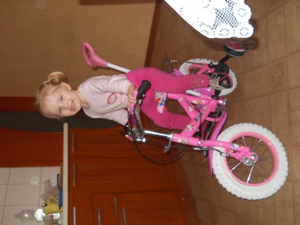 Zdjęcie zgłoszone na konkurs eBobas.pl Milenka w wielu 2 latek świetnie radziła sobie z nauką jazdy na rowerku :&#41; Teraz gdy ma 3 latka idzie jej to coraz lepiej :&#41;