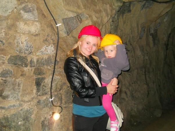 Zdjęcie zgłoszone na konkurs eBobas.pl Pierwszy raz w kopalni byłam, na szczęście się nie zgubiłam :&#41; \nMama pokazała mi gdzie jest stalaktyt i stalagmit,\nTeraz kopalnie nie są już straszne mi ;&#41;\n