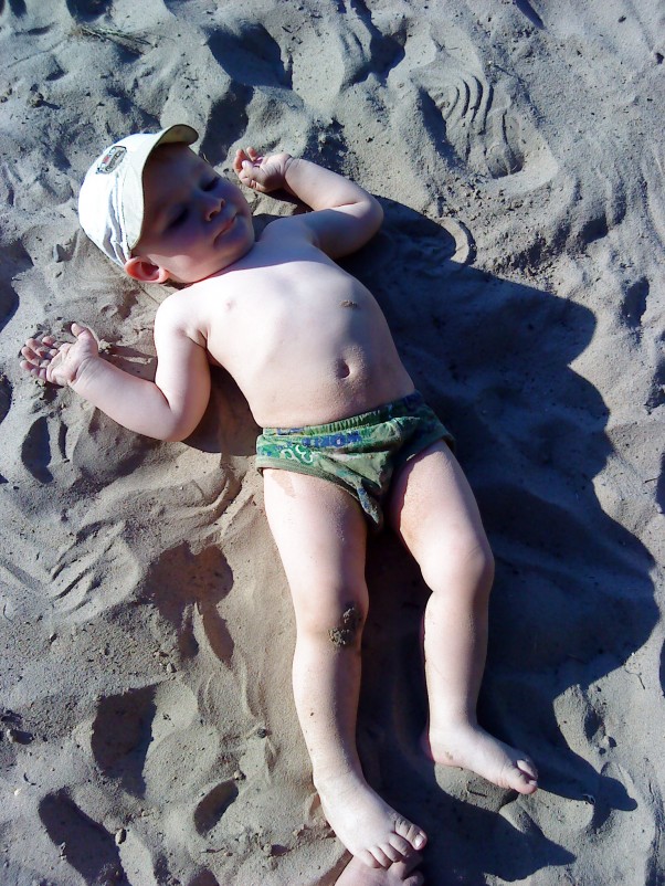 Szymek na plaży Zmęczony ale szczęśliwy :&#41;