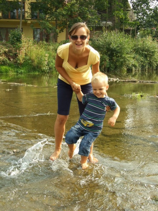 Chlap chlap Czyżby tata wody się bał i na brzegu sobie stał?\nZaraz go tu ochlapiemy, a potem szybko uciekniemy!\n