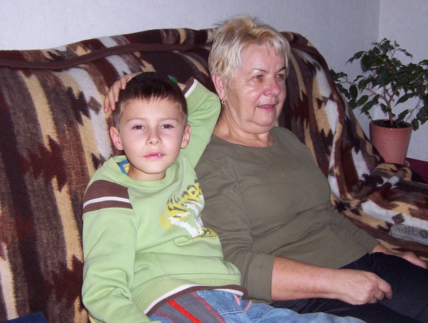 Zdjęcie zgłoszone na konkurs eBobas.pl Piotruś w uścisku ze swoją babcią