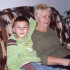 Piotruś w uścisku ze swoją babcią