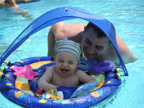 Piotruś z tatą w basenie Bardzo lubi się kąpać