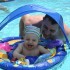 Piotruś z tatą w basenie