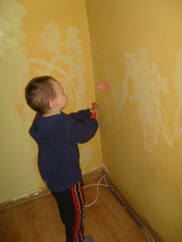 Zdjęcie zgłoszone na konkurs eBobas.pl A ja przed Świętami pomagałem tatusiowi malować pokoik :&#41;