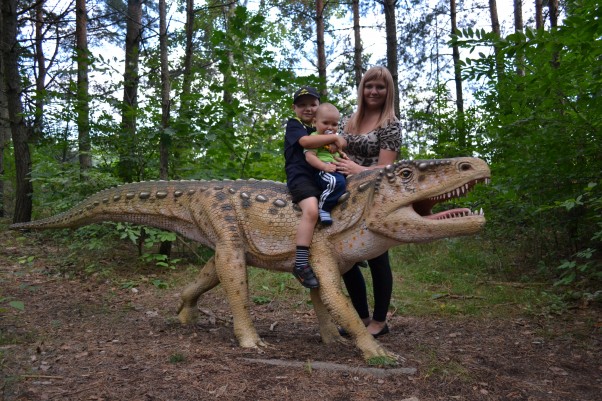 Wycieczki z mamusią tatusiem i braciszkiem :&#41; Dinozaurów poznawanie\nto wspaniała jest zabawa\nchoć wymarły dawno temu\nkażde dziecko chce je badać :&#41;