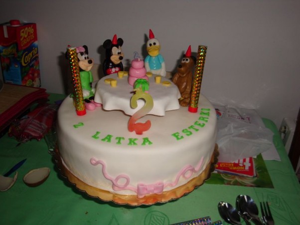 Tort urodzinowy Torcik urodzinowy z ulubionymi postaciami z bajki