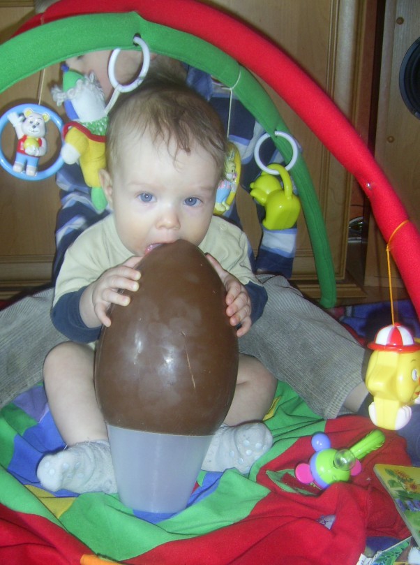 Dawid ma 6 miesięcy.. czekoladowe jajko;&#41;duże..ale bym zjadł;&#41;