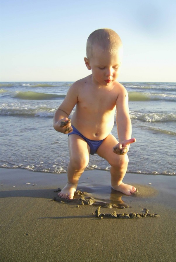 Kamil:&#41; Kamilek nad morzem ..jest w szczęśliwy,malowanie na piasku,super:&#41;