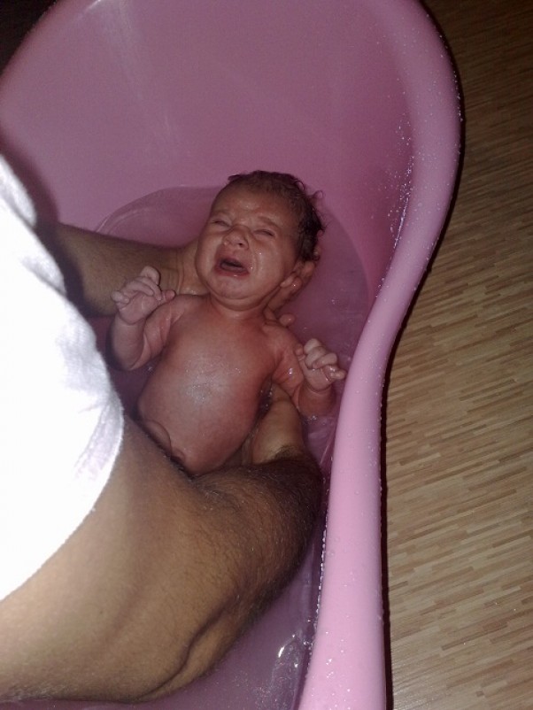 Zdjęcie zgłoszone na konkurs eBobas.pl pierwsza kąpiel Oliwki w domowych pieleszach po wyjściu ze szpitala wykonana przez tatusia.