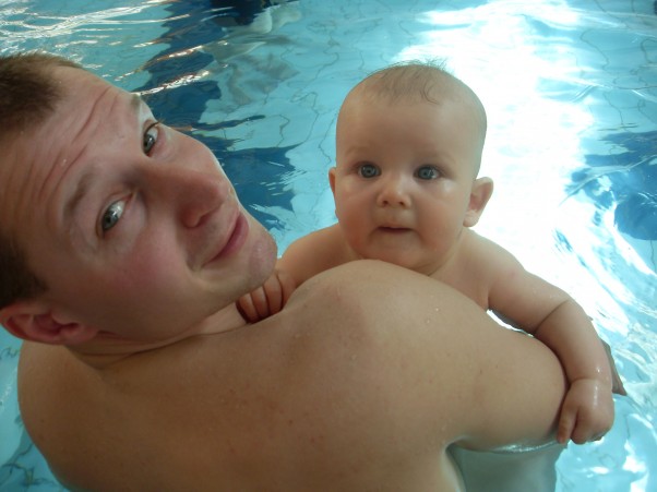 Zdjęcie zgłoszone na konkurs eBobas.pl z tatusiem na basenie też jest spoko!