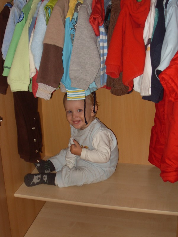 w szafie rodzice mnie straszą, że jak będę niegrzeczny, to zamkną mnie w szafie. a ja się wcale nie boję bo w szafie jest bardzo śmiesznie:&#41;