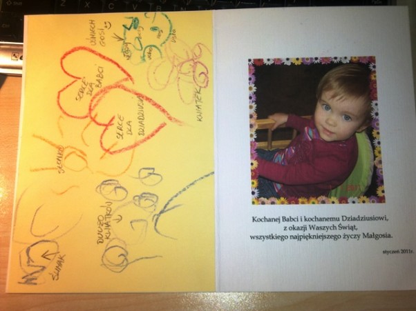 Zdjęcie zgłoszone na konkurs eBobas.pl Małgosia 2 latka. Pierwsza laurka dla babci i dziadka na ich święto. Serduszka pomagała rysować mama, reszta to twórczość Gosi &#45; mama podpisywała elementy rysunku.
