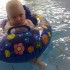 Bartuś bawiący się w wodzie na basenie:&#41;