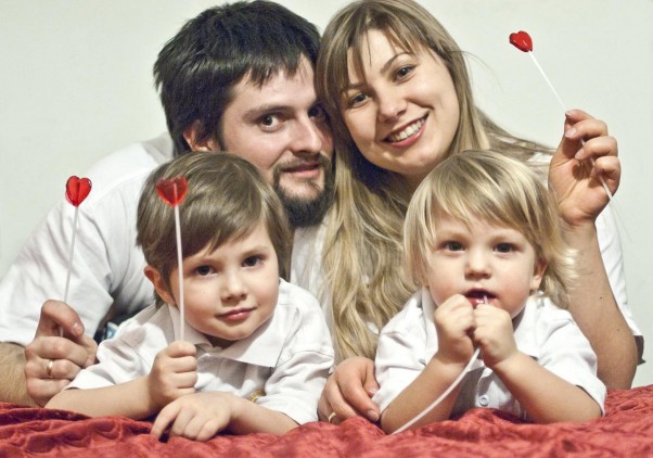 Zdjęcie zgłoszone na konkurs eBobas.pl Nasza rodzinka choć mała i pewnie niedoskonała,\nTo szczęśliwa i kochająca, na piątkę zasługująca :&#45;&#41; 