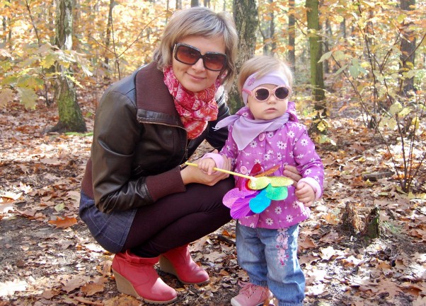 Zdjęcie zgłoszone na konkurs eBobas.pl kolorowo w tle , kolorowe my :&#41; Zosia z mamą na spacerku 