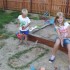 Dzieciaczki w sobotę postanowiły założyć koło swojej piaskownicy ogródek.....A oto efekty ich pracy :&#41; Cudowny ogródek :&#41;