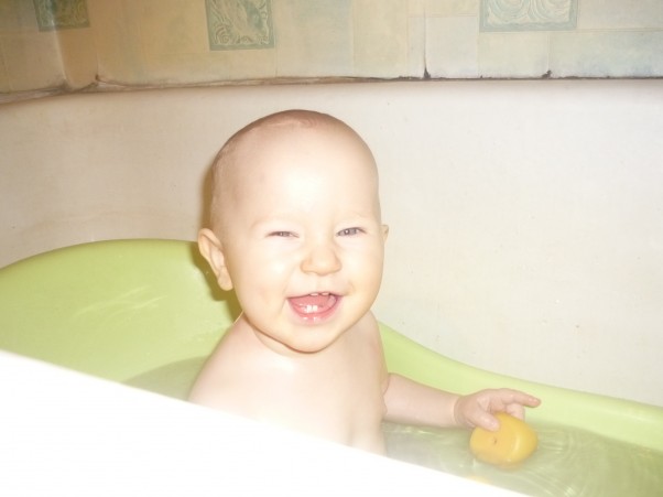 Zdjęcie zgłoszone na konkurs eBobas.pl Roześmiana Majusia w kąpieli :&#41;