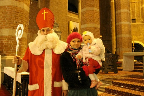 Gwiazdka 2011, molon02 dla Laurka Małe rączki potrafią\nulepić kwiatek z plasteliny\nNarysują słońce roześmiane\nZbudują domek z klocków\nMałe rączki potrafią napisać mama,\ni przynoszą mi jabłko czerwone\nocierają łzy i splatają się tuż nad szyją.\nW małych rączkach mieści się cała miłość.\nwszystkiego Naj Kochana CÓRECZKO!!!