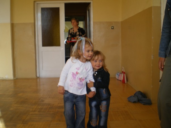 Zdjęcie zgłoszone na konkurs eBobas.pl Pierwszy dzień w przedszkolu. Dobrze mieć starszą koleżankę, która wszystko pokaże i pomoże :&#41; 