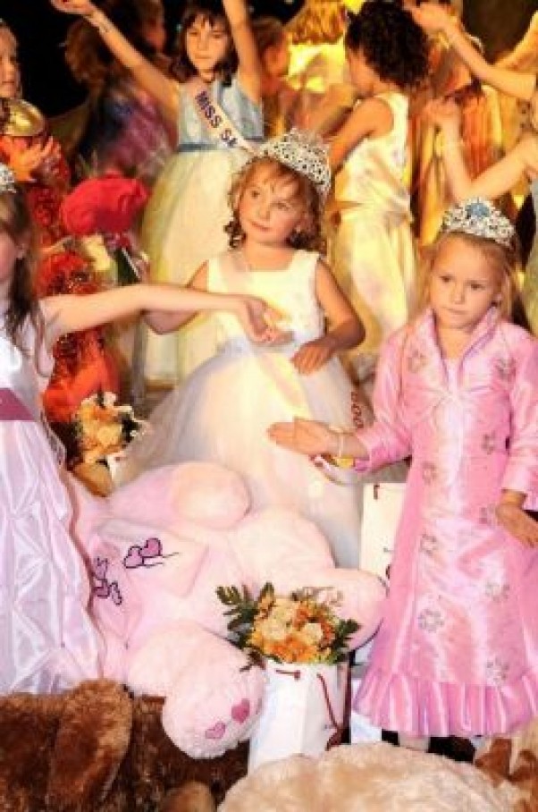 Zdjęcie zgłoszone na konkurs eBobas.pl W naszym przedszkolu są nawet wybory Małej Miss przedszkola :&#41; Najfajniejsze jest to, że każdy wygrywa :&#41;