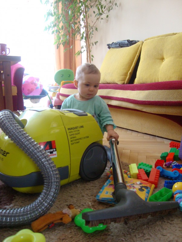 Zdjęcie zgłoszone na konkurs eBobas.pl mamo,mamo... dziś ci pomogę... swoje zabawki posprzątam sama... 