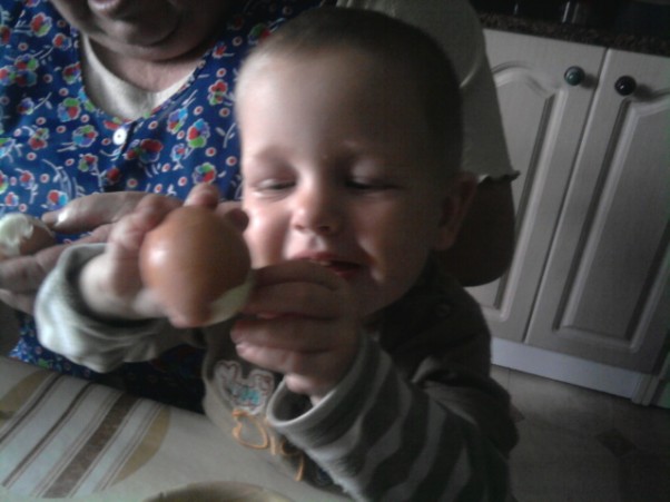 jajko ksawery bardzo lubi obierać jajka ale daje mu tylko te ugotowane na twardo:&#41;