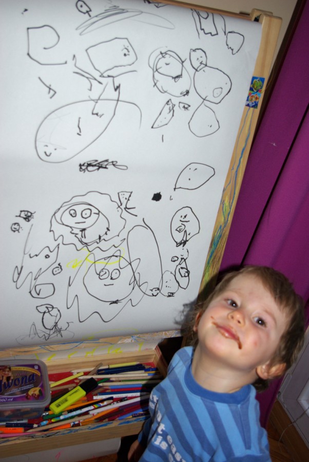głowonogi i inne potwory Głowonożne potwory to dla mojej 2,5letniej córki ulubiony temat od kilku miesięcy. Maluje i rysuje je wszędzie i często też po ich narysowaniu rozmawia z nimi i je nazywa.