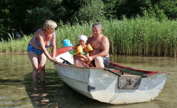 Alicja z dziadkami Słoneczne wakacje Ala spędziła z dziadkami nad woda