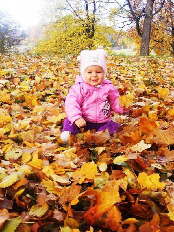 Zdjęcie zgłoszone na konkurs eBobas.pl Kolorowa jesień w liściach zabawa\nTaka przygoda to świetna sprawa\nMożna poznać wiele barw jesieni\nCo się paletą kolorów mieni\n