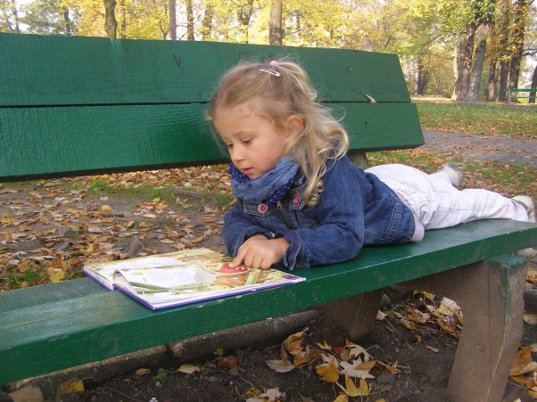 Lenka Jesienne czytanie w parku podczas odpoczynku po nauce jeżdżenia na rowerku... :&#41;