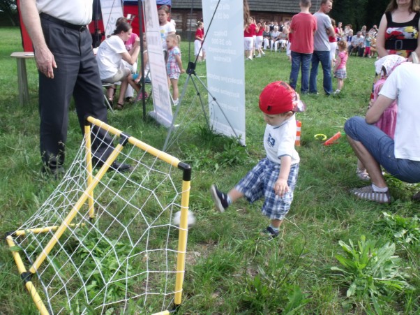 Kacper gooola! Zielona trawa, świeże powietrze, słoneczko i piłka &#45; to jest to co lubię najbardziej :&#41;