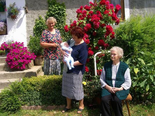 Prababcia, Babcia i Ciocia pokazują mi świat. Ale te Babci róże są piękne:&#41;\nBabciu ,Babciu coś Ci dam\nJedno serce które mam\nA w tym sercu róży kwiat\nBabciu, Babciu żyj 100 lat!!!