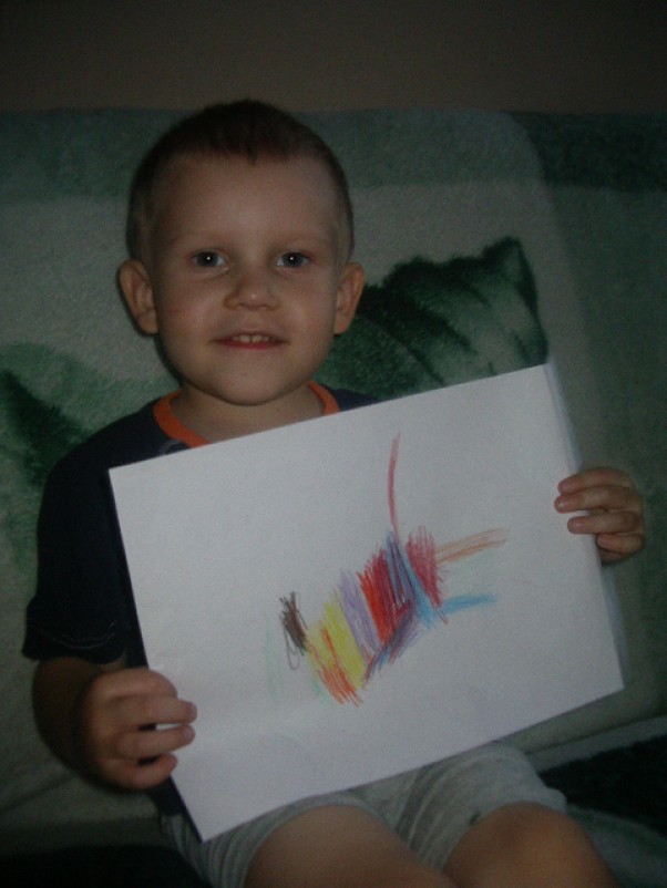 Zdjęcie zgłoszone na konkurs eBobas.pl Wiktorek lat 4 i jego śliczny rysunek kolorowa tęcza :&#41;