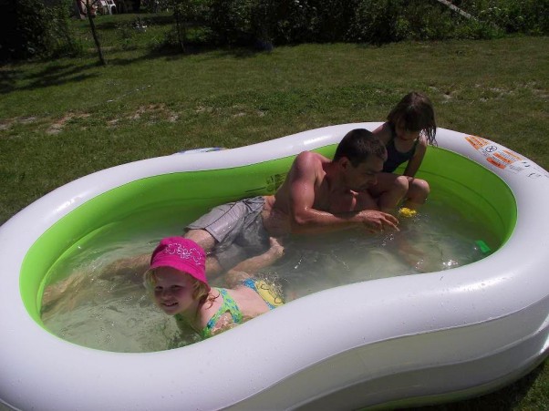 Zdjęcie zgłoszone na konkurs eBobas.pl Tata w spodenkach dał nura do wody!!Dzieci byłe całe szczęśliwe!
