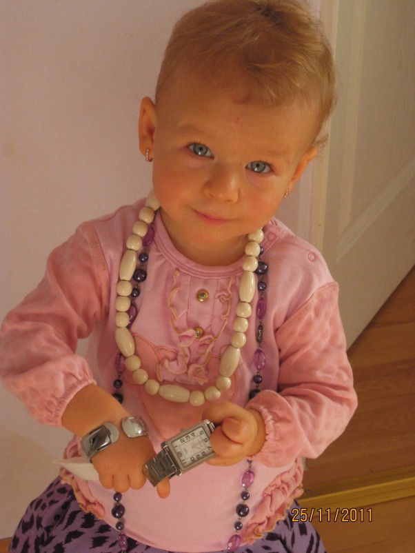 Zdjęcie zgłoszone na konkurs eBobas.pl Moja mała modnisia Julisia,bardzo lubi sie stroic :&#41;