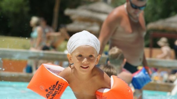 Zdjęcie zgłoszone na konkurs eBobas.pl Madzia uwielbia pluskanko w basenie:&#41;