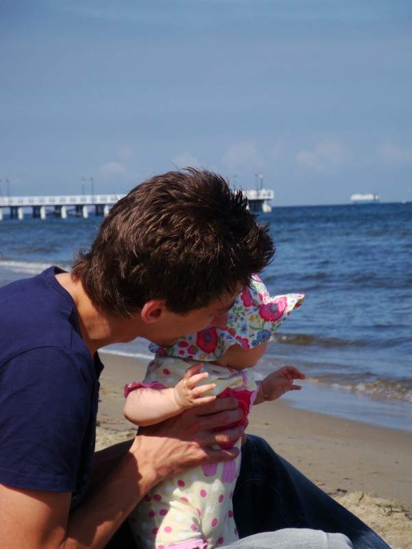 Niedzielny spacer nad morzem Z Tatusiem nawet wielkiej wody i fal się nie boję! A Mamusia z aparatem po plaży biega.