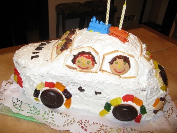 tort dla mojego dwulatka:&#45;&#41; Kamilek uwielbia autka, więc dostał na urodziny piękny słodki samochodzik:&#45;&#41;