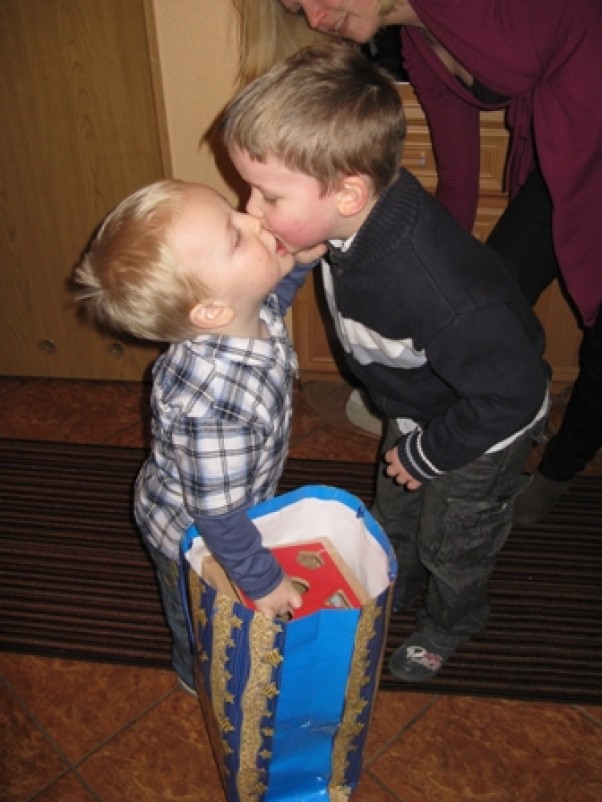 dwóch kuzynów  Szymon daje Kamilkowi urodzinowego buziaka:&#45;&#41;