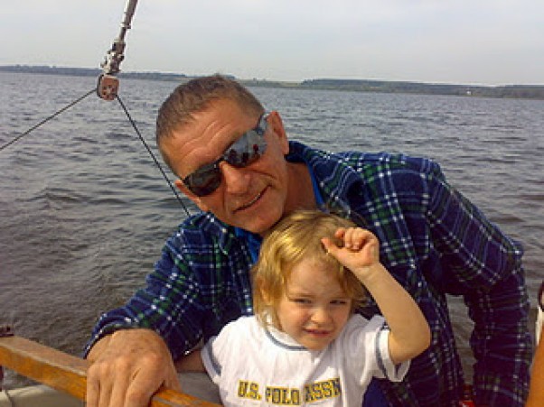 Wiktor Sz Wiktor z ukochanym dziadkiem, który próbuje go zarazić swoją wielką pasją &#45; żeglarstwem