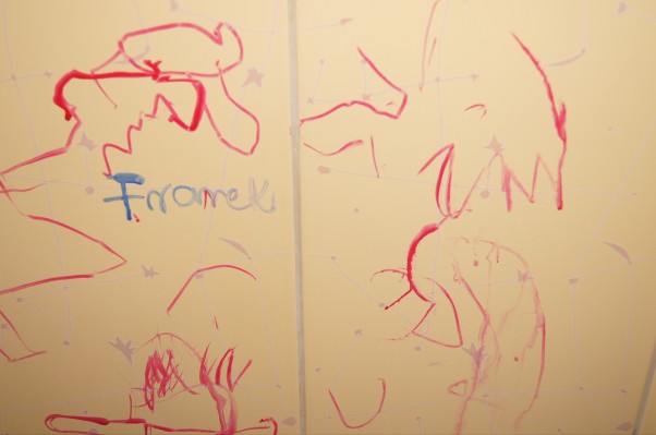 Pierwszy potwór prysznicowy autor Franek lat 3,5  Mama kupiła pisaki i już pierwszego wieczoru zostały wypróbowane. Podpis oczywiście zrobiła mama, ale pozostała część pracy to dzieło Franka. O dziwo , rzeczywiście przypomina potwora :D