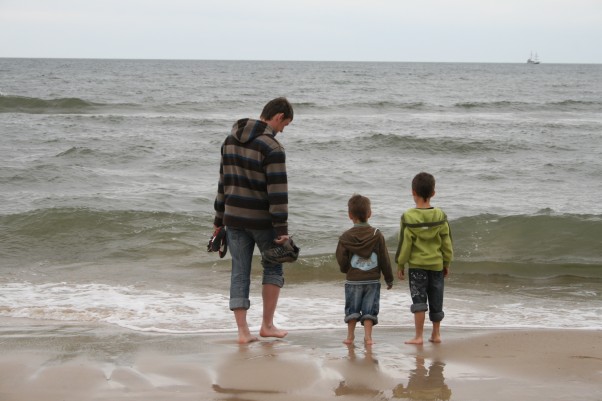 Wspólne podziwianie Bałtyku Fotka z tegorocznych, lipcowych wakacji. Zimno, nie zimno &#45; ale plażę codziennie trzeba było zaliczyć. Chłopaki wypatrywali bursztynów i statków. To drugie było dużo łatwiejsze do dostrzeżenia:&#41;