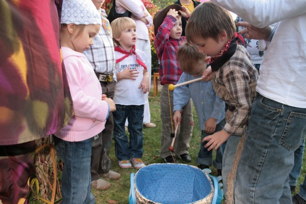 Piknik Country Podczas wrześniowego pikniku w stylu country, było wiele fajnych zabaw, które bardzo podobały się dzieciom. Mój Oskarek próbuje złowić rybkę:&#41;