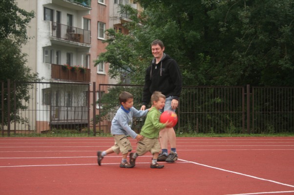 Koszykówka, czemu nie:&#41; Jak to dobrze mieć boisko przy bloku! W każdej chwili można wyskoczyć, bo pograć w piłkę.