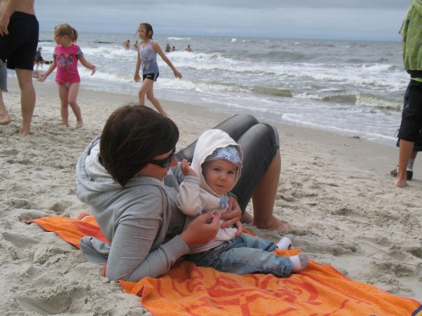Antek  Antek na plaży z mamą w wietrzny dzień 