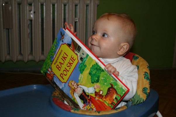 Mamo poczytaj mi bajkę :&#45;&#41; Moja mała córeczka tak bardzo lubi jak czytamy jej bajki , że sama się o nie upomina  :&#45;&#41;