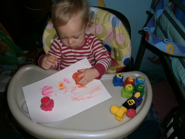 Zdjęcie zgłoszone na konkurs eBobas.pl Weronika stara  się,coś ładnego  mamie  namalować rączkami:&#41;