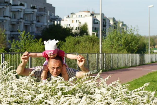 Zdjęcie zgłoszone na konkurs eBobas.pl Weronika&#45;z  tatą spacerek  wiosenny,a  kuku:&#41;
